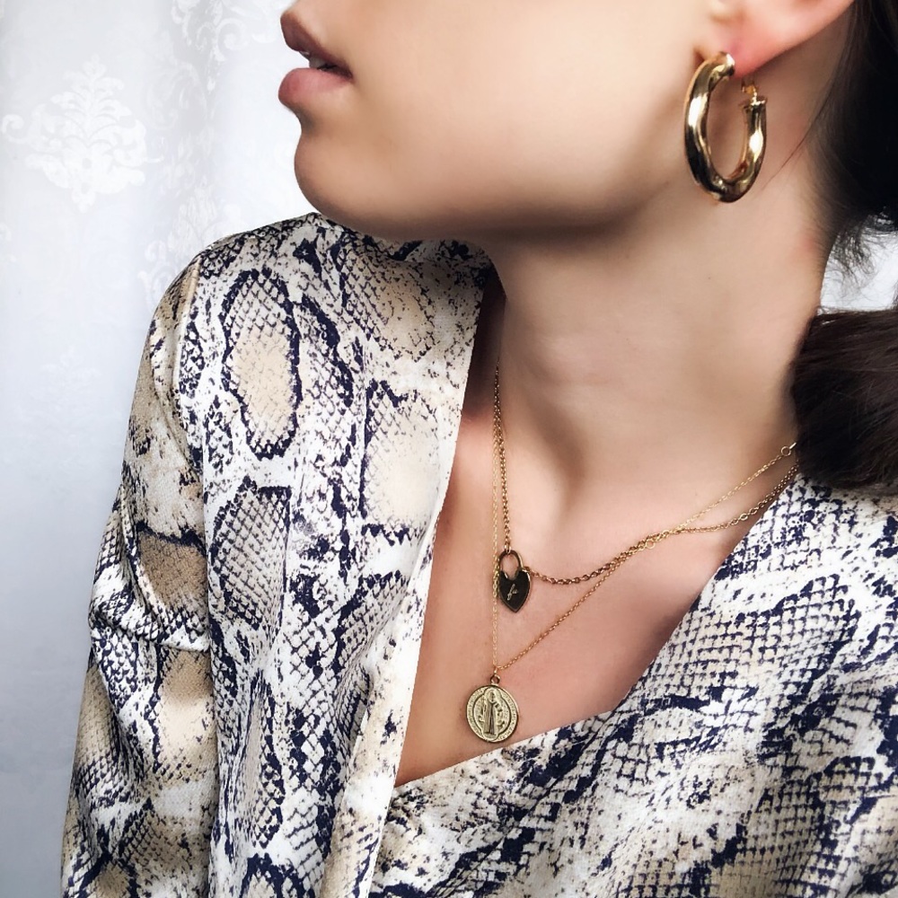 🆕Adella Metallic Hammered Gold Hoop Earrings - Picture 4 of 7
